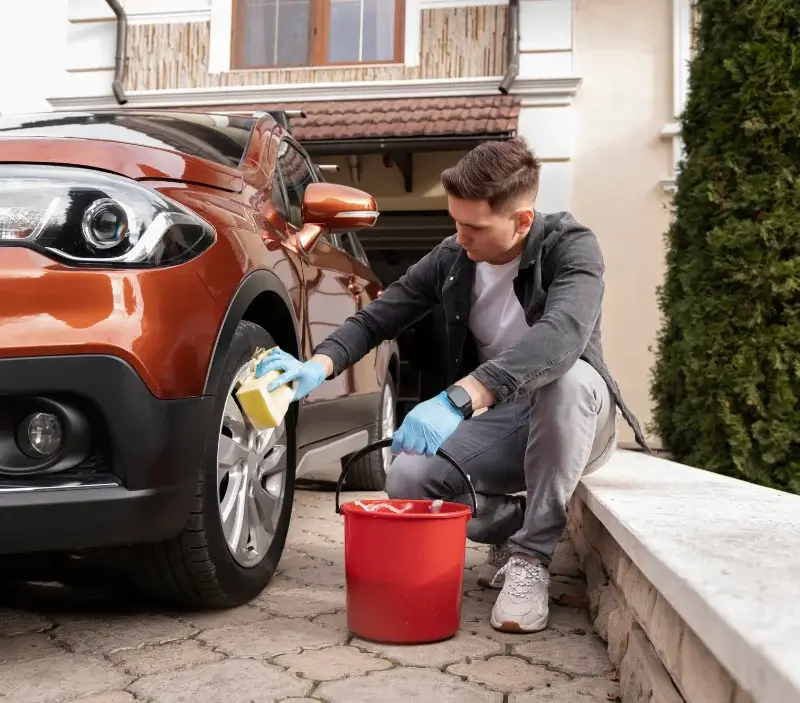 Lavage auto à domicile Cossé-le-Vivien : professionnel intervenant sur un véhicule